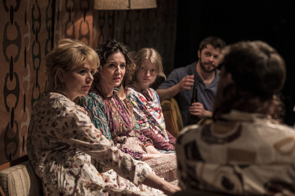 <b>T. Vinterberg, M. Rukov: KOMUNA</b><br><br>Lucie Žáčková, Markéta Stehlíková, Josefína Marková, Jakub Burýšek, Václav Šanda

<br><br>foto:  Pavel Nesvadba