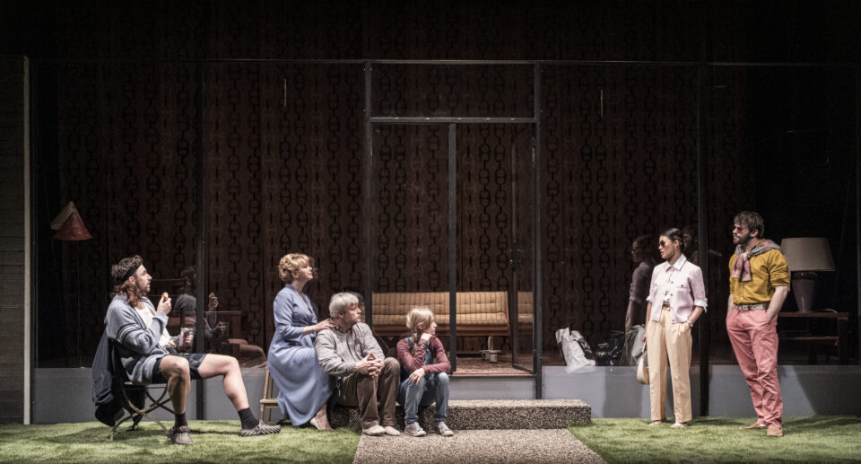 <b>T. Vinterberg, M. Rukov: KOMUNA</b><br><br>Václav Šanda, Lucie Žáčková, Vasil Fridrich, Josefína Marková, Ha Thanh Špetlíková, Jakub Burýšek

<br><br>foto:  Pavel Nesvadba